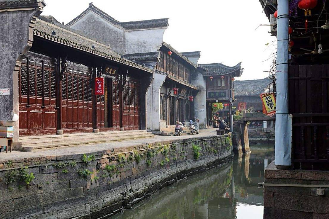 徐璐在海南岛走红毯,礼服上围尺寸偏小,网友不觉得勒人吗
